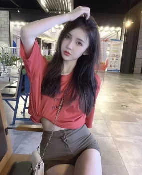 翘臀水嫩00后大胸酒吧妹做之前不忘喝点酒助兴